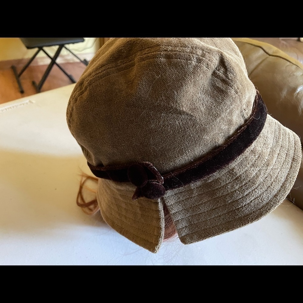 Toucan collection, New York, velvet hat, light brown​​​